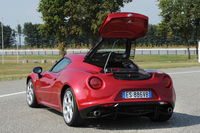 ボディーはSMC（シートモールディングコンパウンド）と呼ばれる繊維強化プラスチック製。Cd値は0.34。