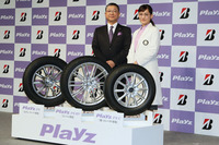 “疲れにくい”という新たな安全性能をうたう「プレイズPX」シリーズ。背後に立つのは、ブリヂストン執行役員の真鍋利明氏（左）と綾瀬はるかさん（右）。