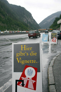 オーストリア国境近くで。「ヴィニェット売ってます」の看板。