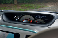 前席からの見晴らしのよさを意識したという、天地に薄いセンターメーター。上級グレードでは、3眼タイプのデザインが採用されている。より下位のグレードは1眼式。