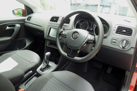 内装ではステアリングとメータークラスターが「ゴルフ」風に変更された。