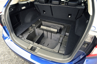 荷室のフロア下に設けられた予備の収納スペース。底の浅い写真奥側は7リッター、仕切りのある手前側は33リッターの容量が確保される。取り外したトノカバーも、この場所に収納できる。
    