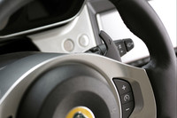 手動変速は、ステアリングホイール付近のシフトパドルで行う。