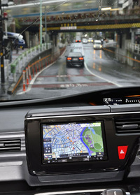 集中豪雨やゲリラ豪雨時に冠水の危険性がある箇所は地図上のアイコンで注意を喚起する。これでクルマの水没を防げる可能性が高まる。