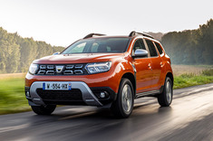 ちょっと古い「ダチア・ダスター」こそ至高!? 世界のベーシックカーに“素のカーデザイン”の本質を見た。