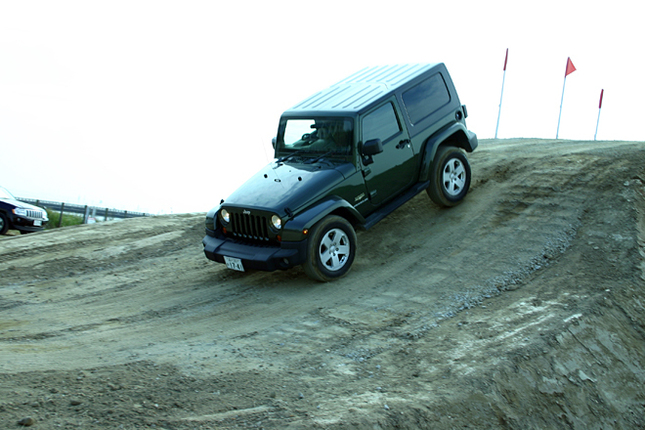 4×4試乗会では、クライム／ダウンヒルやウォーターゾーン、最大横傾斜角30度のキャンバー路などを走行するメニューが体験できる。