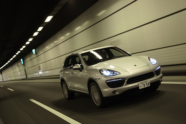 【スペック】全長×全幅×全高＝4845×1940×1710mm／ホイールベース＝2895mm／車重＝2130kg／駆動方式＝4WD／4.8リッターV8DOHC32バルブ（400ps/6500rpm、51.0kgm/3500rpm）／価格＝1030万円（テスト車＝1177万9000円／チルト・スライド式電動サンルーフ＝26万1000円／PASM＝27万4000円／20インチカイエンスポーツデザインIIホイール＝44万2000円／フロアマット＝3万2000円／シートヒーター（フロント）＝7万7000円／）ダークウォールナットパッケージ＝18万2000円／ボディカラー（クラシックシルバーメタリック）＝18万1000円）