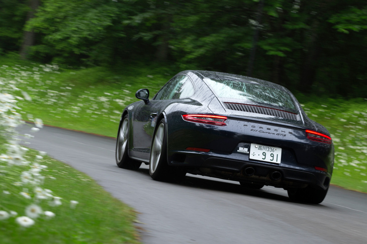 「911」シリーズの「GTS」では、前輪に対して高速走行時には同位相、低速走行時には逆位相に後輪を操舵するリアアクスルステアもオプションで用意される。