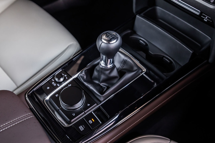 6段MTを搭載する「CX-30 X Lパッケージ」のシフトレバー周辺部。どの方向にもレバーの動きは正確で、気持ちのいい変速操作が行えた。