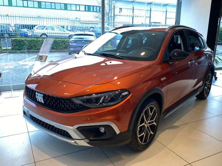 「フィアット・ティーポ」。2021年シエナの販売店で撮影。