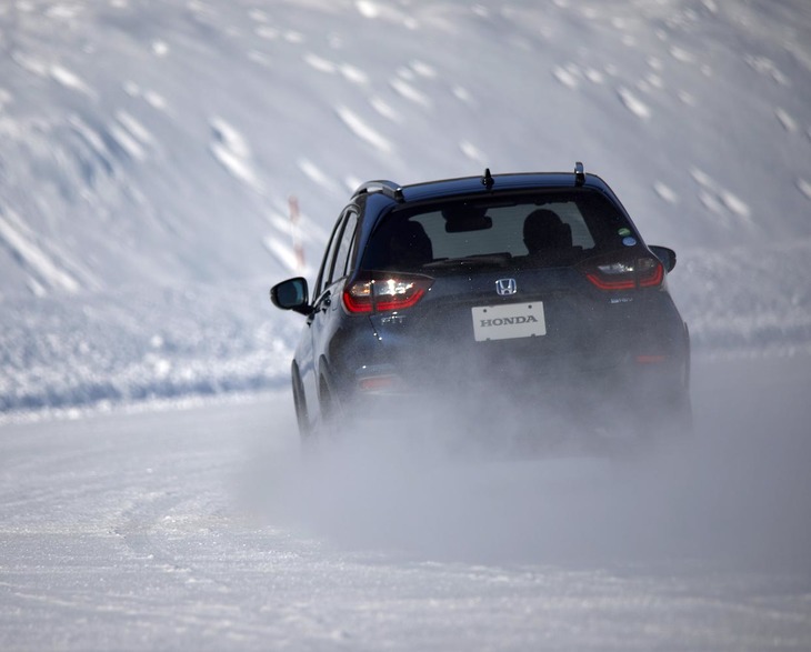 新開発ハイブリッドシステムを搭載する「フィット」は、モーターによる走行がメイン。高速クルーズ時には、エンジンの動力を直接車輪に伝えるようになる。