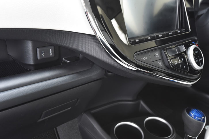 インストゥルメントパネル上（写真左）に見えるiPod対応USB端子とHDMI入力端子は、9720円のセットオプションとして提供される。