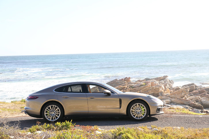 「パナメーラ4 E-ハイブリッド」には写真の標準モデルに加え、全長を5199mmにストレッチした「エグゼクティブ」も用意される。