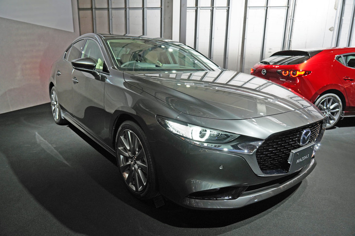 「マツダ3セダン」では水平基調のデザインにより、フロントの端正さとリアの安定感を表現している。