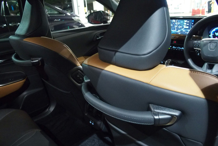 運転席と助手席のバックレストに備わるシートアシストグリップは、電動式リアサンシェードや後席シートヒーター（3段階温度設定）などとともに27万9400円の有償オプション「リアサポートパッケージ」に含まれるアイテム。
