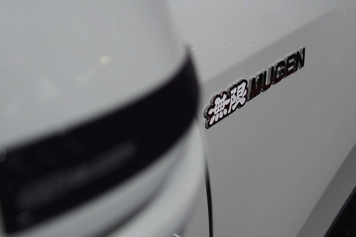 「MUGEN CR-V」（無限用品装着車）のエンブレム。