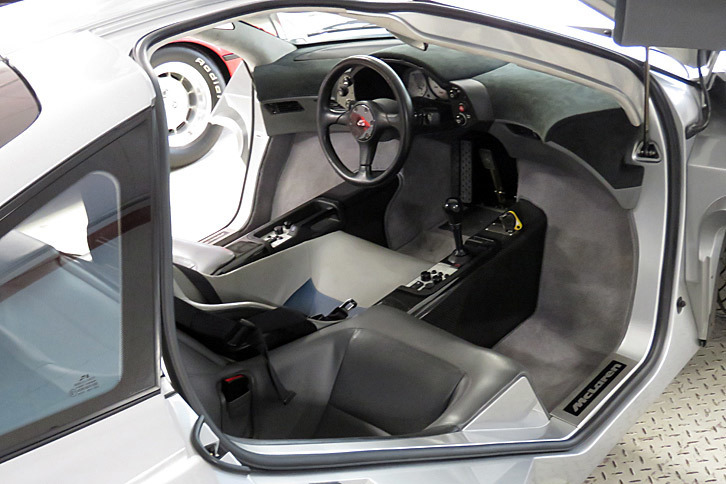 中央にドライバーが座る3座のシートレイアウト。「最近どこかで見たなあ」と思ったら、日産の「ブレードグライダー」が、これと同じシートレイアウトだった。