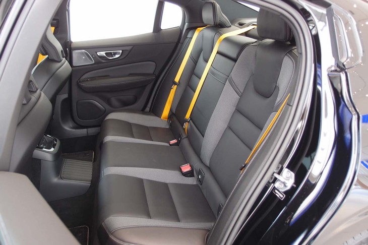 ボルボS60 T8ポールスターエンジニアード（リアシート）