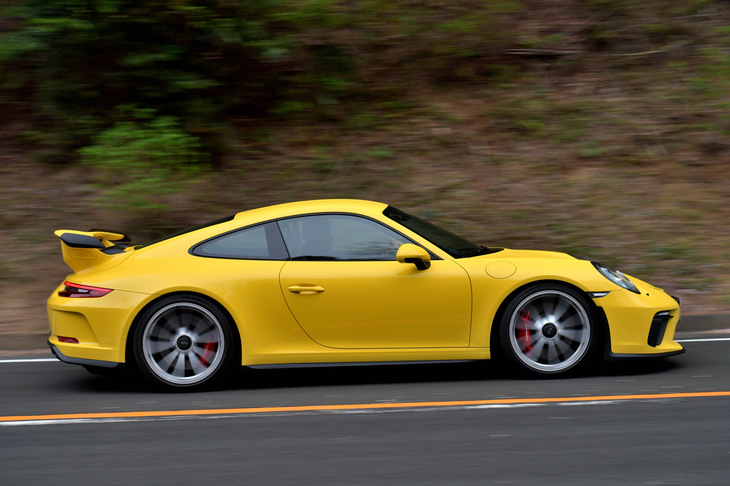 ポルシェ911 GT3
	ボディーサイズ：全長×全幅×全高＝4560×1850×1270mm／ホイールベース：2457mm／車重：1490kg／駆動方式：RR／エンジン：4リッター水平対向6 DOHC 24バルブ／トランスミッション：7段AT／最高出力：500ps（368kW）/8250rpm／最大トルク：460Nm（46.9kgm）/6000rpm／タイヤ：（前）245/35ZR20 95Y XL／（後）305/30ZR20 103Y XL（ミシュラン・パイロットスポーツ カップ2）／価格：2115万円