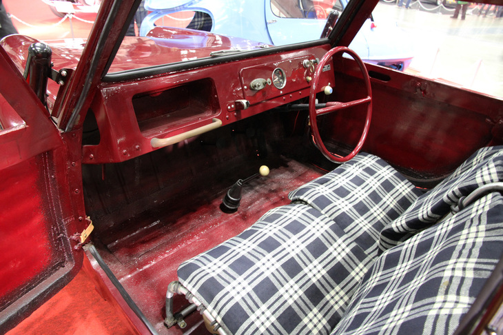 ダットサンのボディー製造を手がけていた住江製作所が1955年から200台弱を製造販売した「F/F（フライングフェザー）」のインテリア。同車は「最大の仕事を最小の消費で」という富谷氏の持論を具体化した、極めて簡素な2人乗りの軽自動車だった。