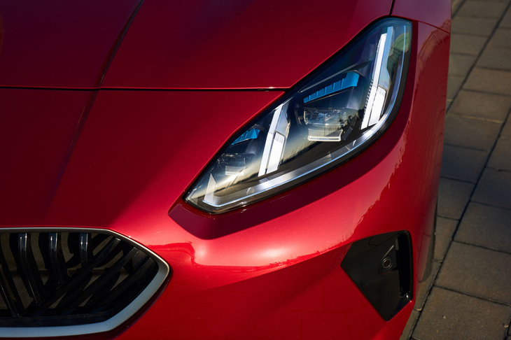 ヘッドランプは新型「1シリーズ」と同じ前後に長い形状になった。