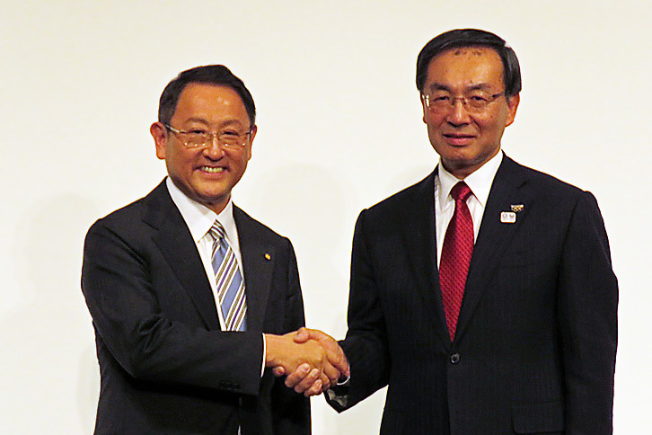 トヨタ自動車の豊田章男社長（左）とパナソニックの津賀一宏社長（右）。