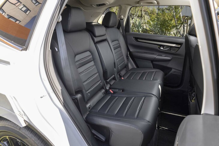 後席は6：4の分割可倒式。フロントセンターコンソールの背面には、後席用のエアコン吹き出し口と2口のUSB Type-Cポートが、格納式のリアアームレストには2個のカップホルダーが備わる。