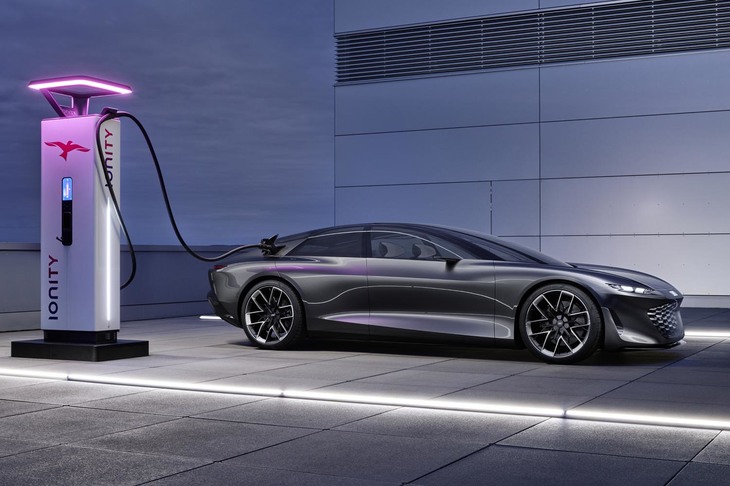 「グランドスフィア コンセプト」は100％電動のコンセプトカー。容量約120kWhのバッテリーを搭載する。