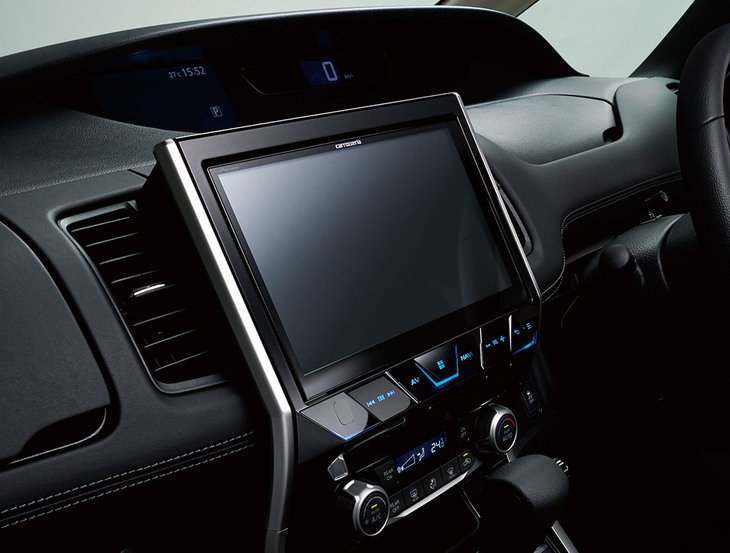 10V型の大画面と専用デザインが特徴の車種専用モデルも用意。現在のところアルファード、ヴェルファイア、ノア、ヴォクシー、エスクァイア、ステップワゴン、セレナに装着可能。写真はセレナで、型番はAVIC-CE902SEとなる。末尾の2文字が車種を表す。実勢価格は24万円前後（税別）。