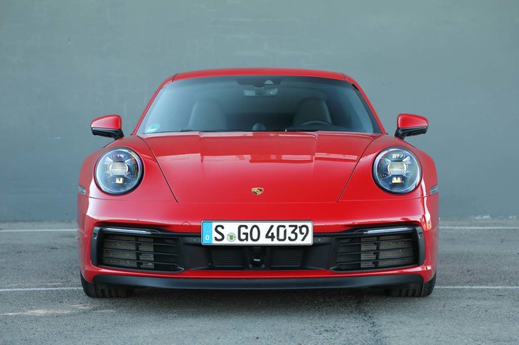 フロントのボディー幅は従来モデルよりも45mm拡大。ボディーの幅いっぱいに広げられたエアインレットがワイド感をさらに強調している。