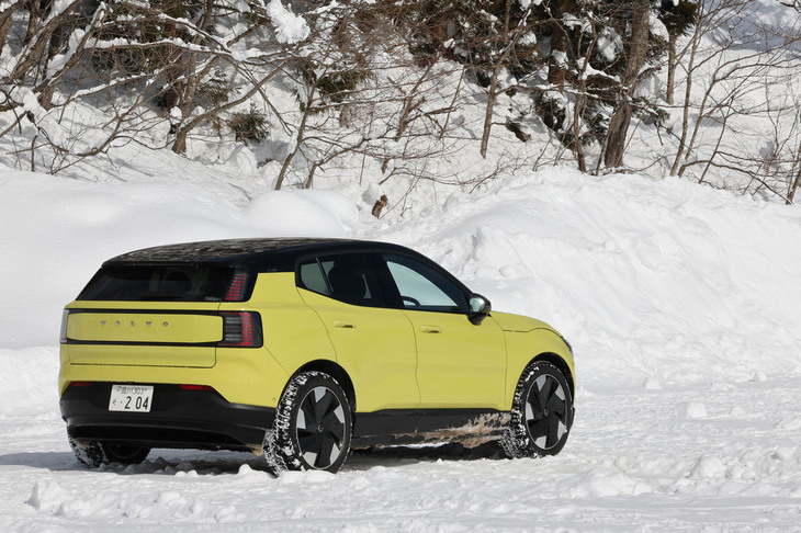 2段重ねのリアコンビランプが特徴的な「EX30」のリアビュー。外板色は写真のソリッドカラー「モスイエロー」をはじめとする全5色をラインナップ。どのボディーカラーを選んでもブラックのルーフとの組み合わせになる。