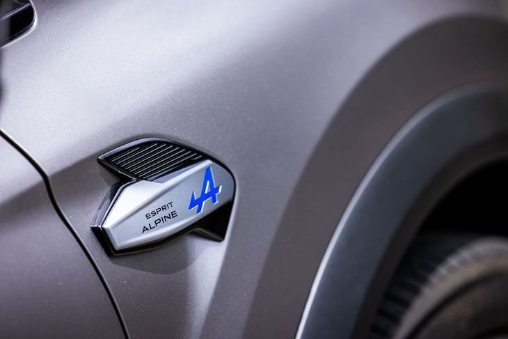 「エスプリ アルピーヌ」グレードのフロントフェンダー左右後方に、「ESPRIT ALPINE」の文字と青いアルピーヌのマークが入ったエンブレムが備わる。写真の外板色は「グリカシオペM」と呼ばれるもので、今後追加設定される予定。