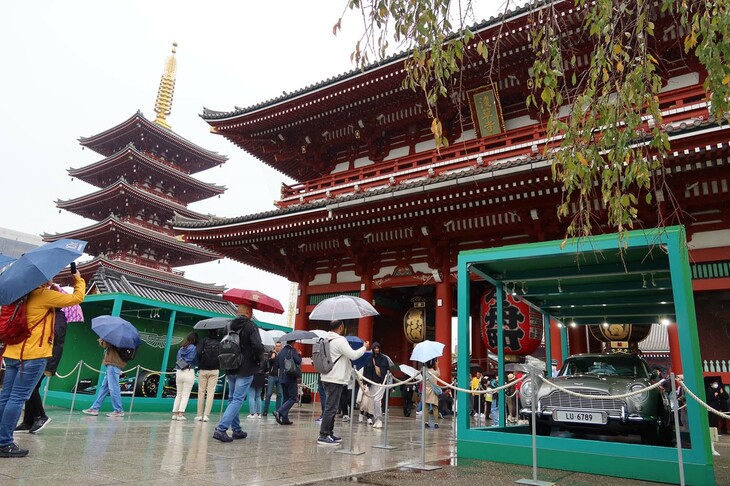 東京・台東区にある名刹（めいさつ）・浅草寺。宝蔵門の前には「DB5ゴールドフィンガー・コンティニュエーション」とF1マシン（レプリカ）が置かれ、参拝客を出迎えた。