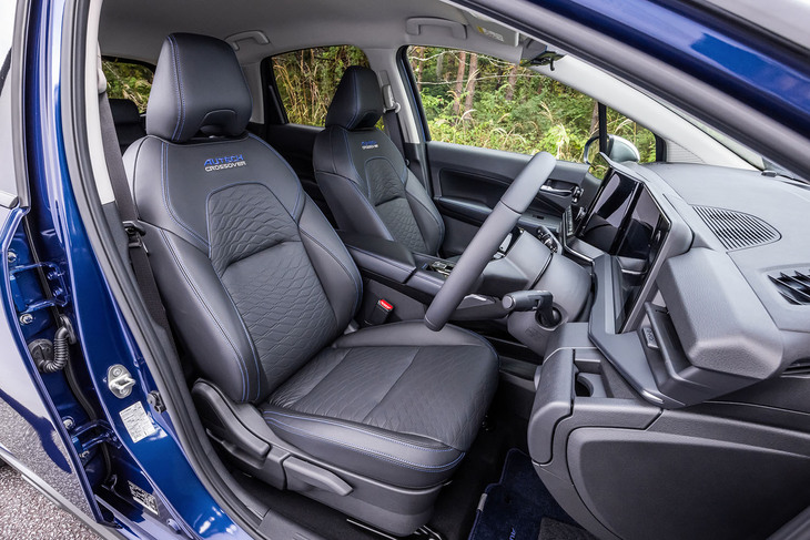 本革に近い見た目とタッチが特徴の「ブラックレザレット」表皮にブルーのステッチを用いて仕立てられたフロントシート。4WD車のフロントシートとステアリングホイールには、ヒーター機能が標準で備わっている。
