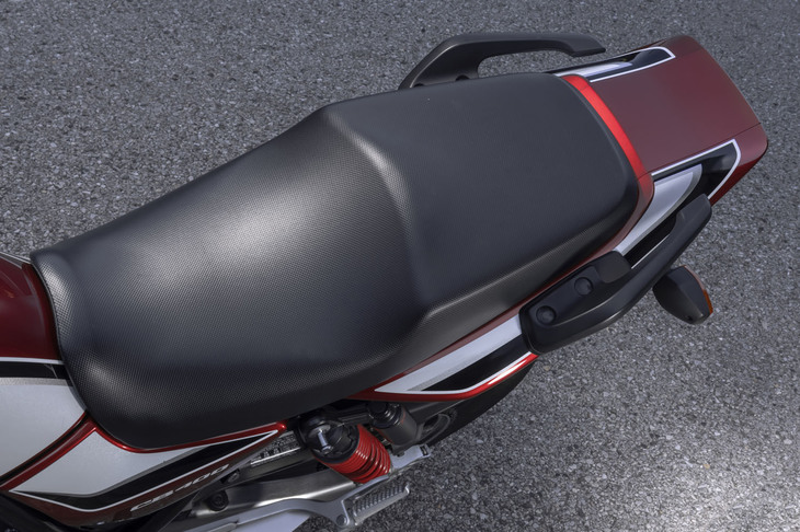 今どきのネイキッドモデルには珍しい、大きめのシートとリアカウル。シートは高密度ウレタンフォームでできており、その下には小物をしまえるスペースが備わっている。
