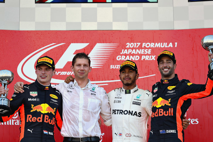 F1第16戦日本GPを制したメルセデスのルイス・ハミルトン（写真右から2番目）、2位に入ったレッドブルのマックス・フェルスタッペン（同左端）、3位でレースを終えたレッドブルのダニエル・リカルド（同右端）。（Photo=Red Bull Racing）