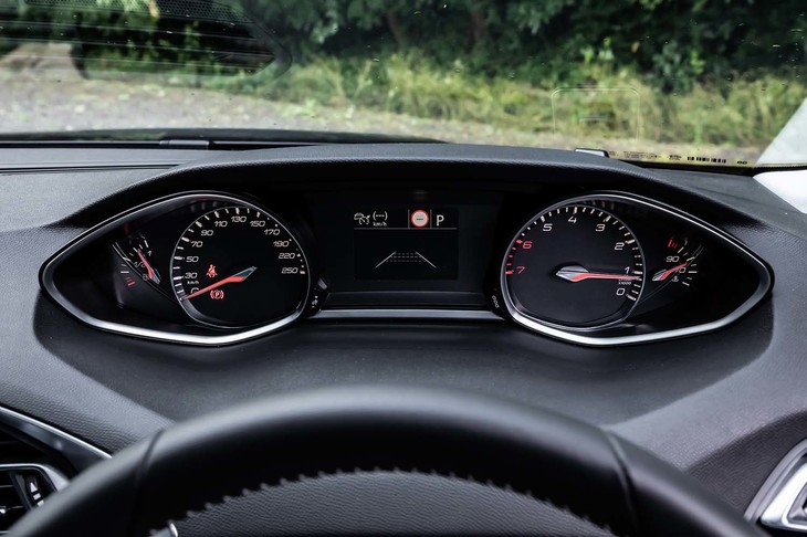 ダッシュボード上部に位置するメーターは機械式で、エンジン回転計は、反時計回りに上昇する。