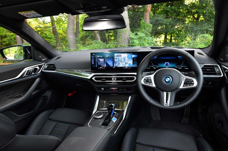 ブラックを基調としたインテリアにはアルミとカーボンのトリムが配される。センターディスプレイとメーターパネルがつながった「カーブドディスプレイ」も新しい。