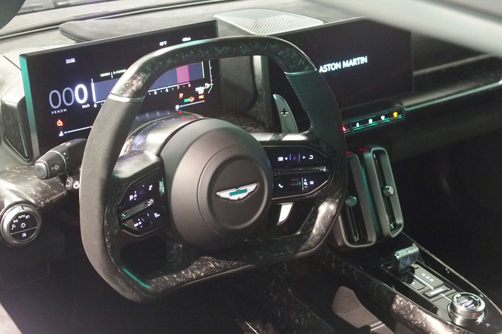 アストンマーティン・ヴァルハラ（インストゥルメントパネル）