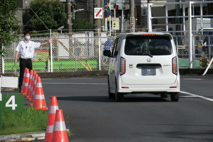 「ドライバーの操作を無視し、強制的に加速を抑制する」というシステムへの不信感に加え、「いざというときに加速できないのでは？」という不安から、忌避するユーザーもいるという「急アクセル抑制機能」。普及には、システムのさらなる進化はもちろん、販売現場での丁寧な説明も必要となりそうだ。