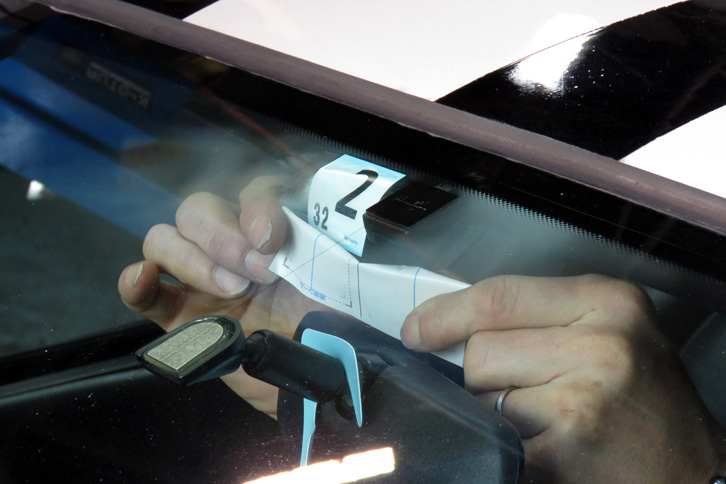 コレクションズ本多さんに“車検シール”を貼ってもらい、初の車検は無事終了。なんともはや、今回もいろいろと勉強になりました。