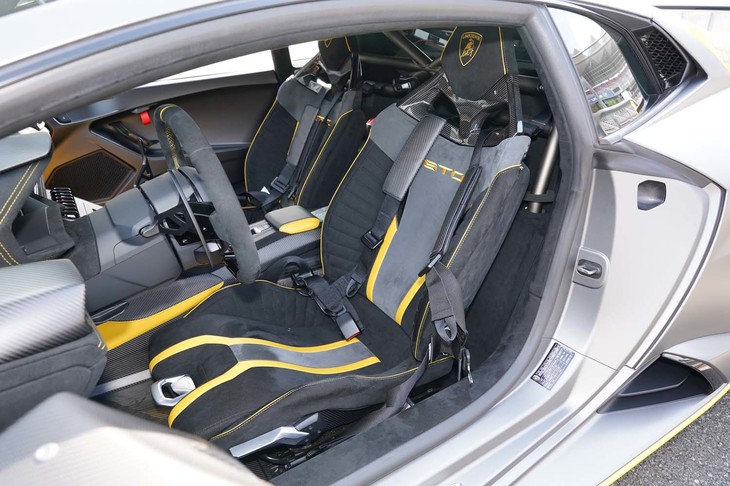 シートのフレームもすべてカーボンでできている。4点式だけでなく一般的な3点式シートベルトも選べるようだ。