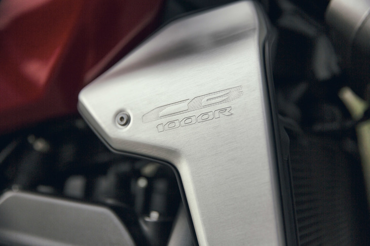 新型「CB1000R」は、「CB300R」「CB125R」とともに、2017年のEICMA（ミラノショー）で世界初公開され、日本では2018年4月に発売された。