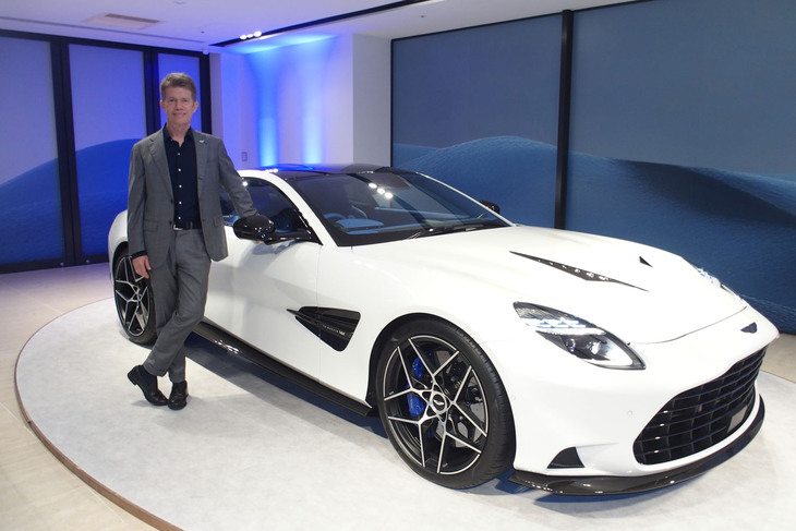 新型「ヴァンキッシュ」と、アストンマーティンAPACリージョナルプレジデントのグレゴリー・アダムス氏。