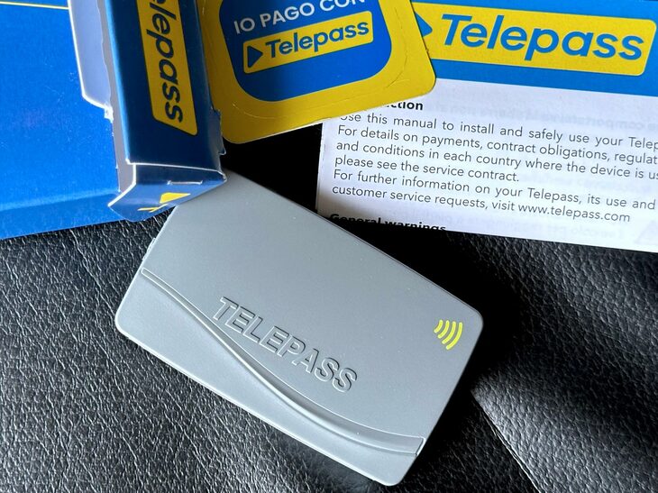 “イタリア版ETC”である「テレパス・ペイ・ペル・ユーズ」の車載端末。有料道路のほか、提携駐車場、ミラノのロードプライシング料金、そして一部フェリーの支払いにも対応している。