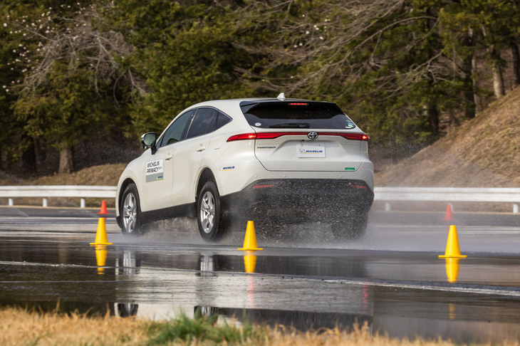資料によると、「プライマシーSUV＋」のウエット路面における車速80km/hからの制動距離は、「プレミアLTX」のそれより約8.2％短くなっているという。