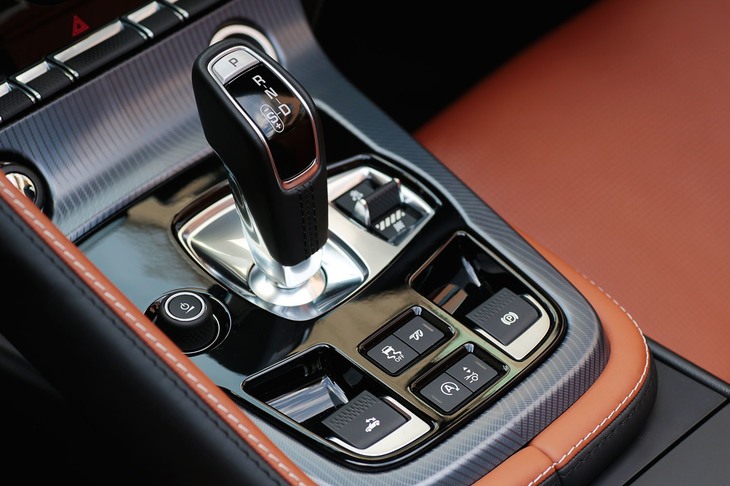 シフトレバー周辺には、ルーフの開閉スイッチのほか、排気音やリアウイングの調節スイッチ、電気式パーキングブレーキのスイッチなどが並ぶ。