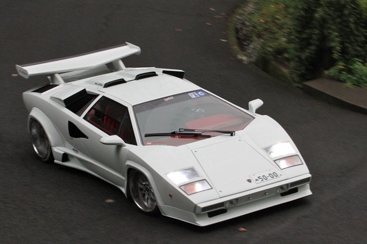 ほかの参加車両とは異次元のサウンドを轟（とどろ）かせて走った、常連参加車である1986年「ランボルギーニ・カウンタック5000QV」。