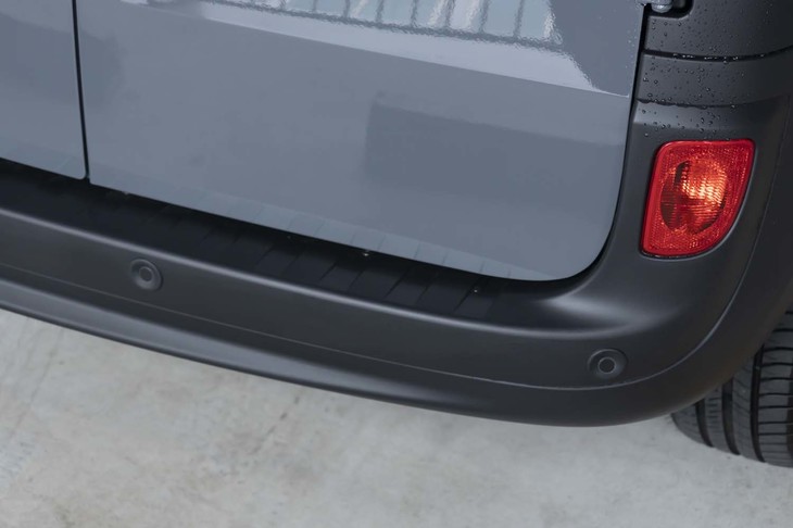 リアバンパーには駐車の際に役立つバックソナーが付いている。