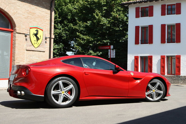 サイドビューの特徴といえば、フロントフェンダーパネルとドアパネルの大きな掘り込み。上縁のラインがクルマの軸感を強調しているものの、ちょっと“取って付けた”感が否めない。